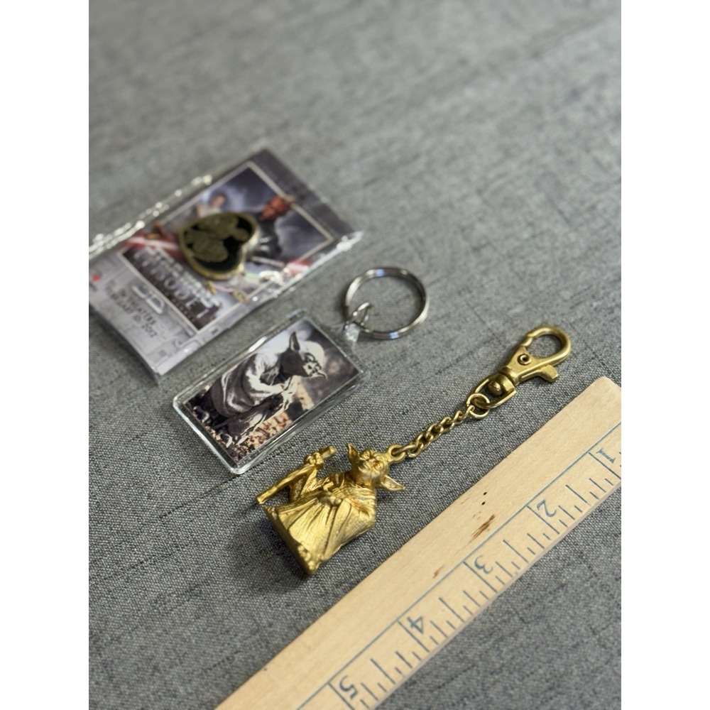 Vintage Star Wars Yoda Keychains (1997/2011/2005) & Sealed Episode 1 Pin Bundle - Picture 9 of 10